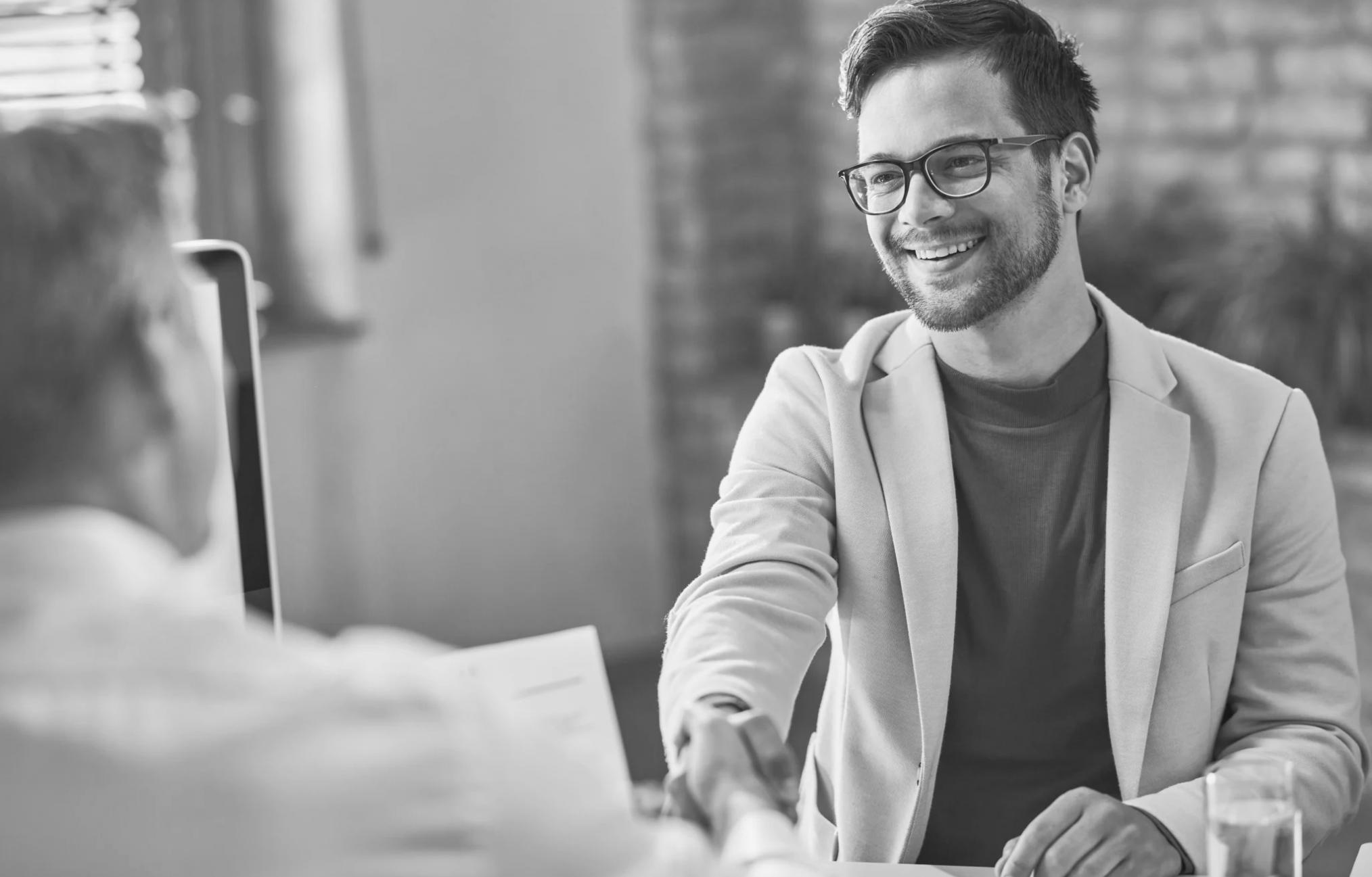 Detaillierte SEO-Analyse auf mehreren Bildschirmen mit verschiedenen Metriken und Graphen